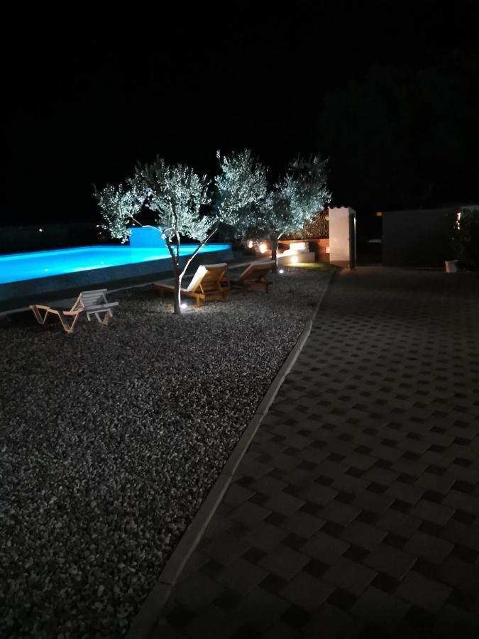 Jacuzi Cottage In The Olive Grove Pula Exteriör bild